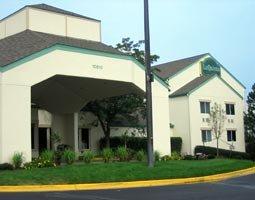 Clubhouse Inn & Suites - Overland Park