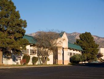 Howard Johnson Hotel & Convention Center - Albuquerque